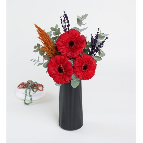 Siyah Çizgili Polimer Vazoda 3 Kırmızı Gerbera Çiçeği